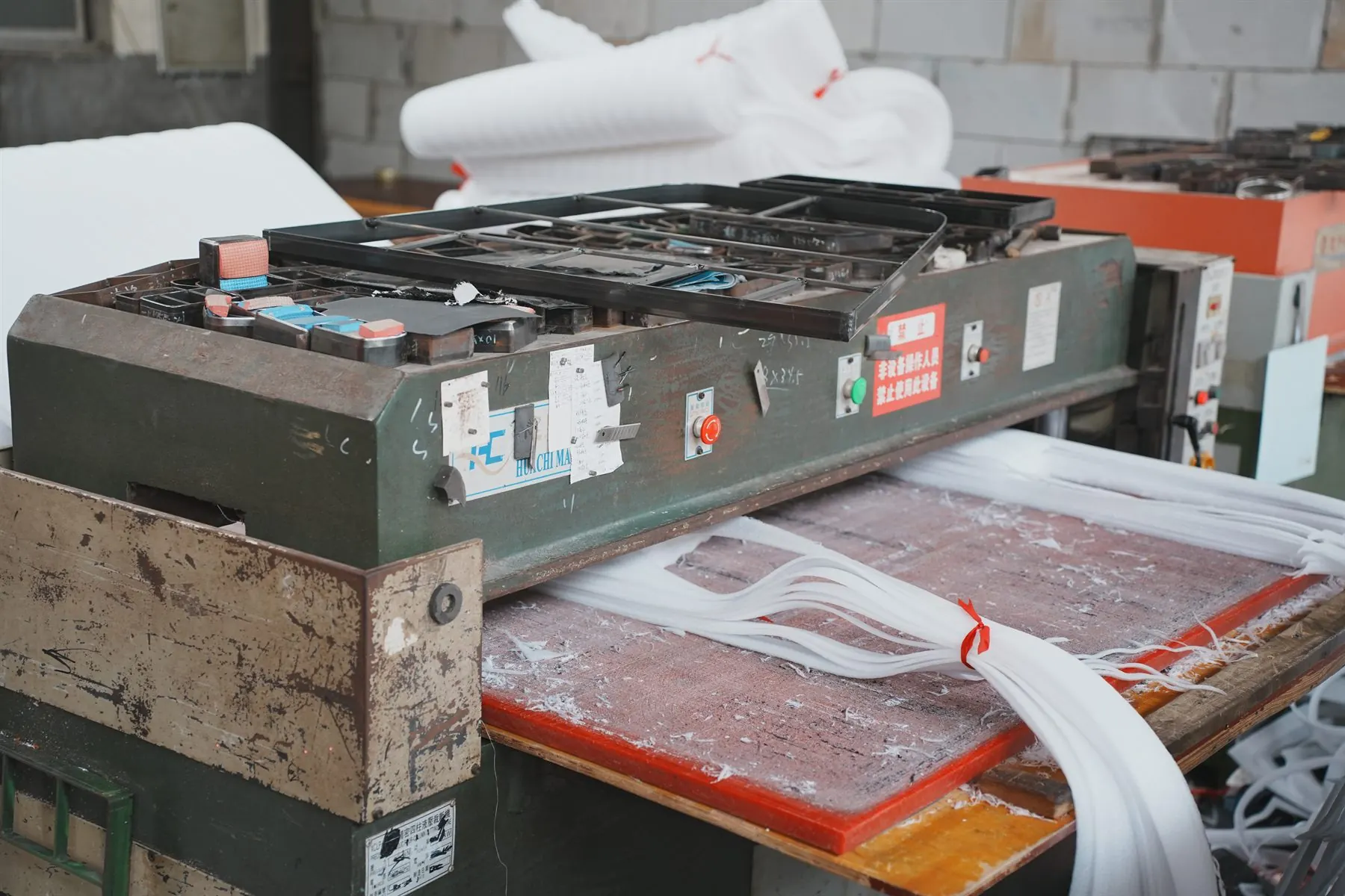 Cutting equipment for bag fabric panels
